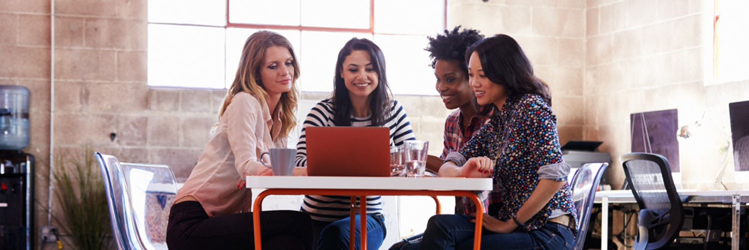 jeunes filles entrain de travailler