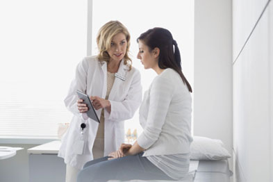 jeune femme et son médecin